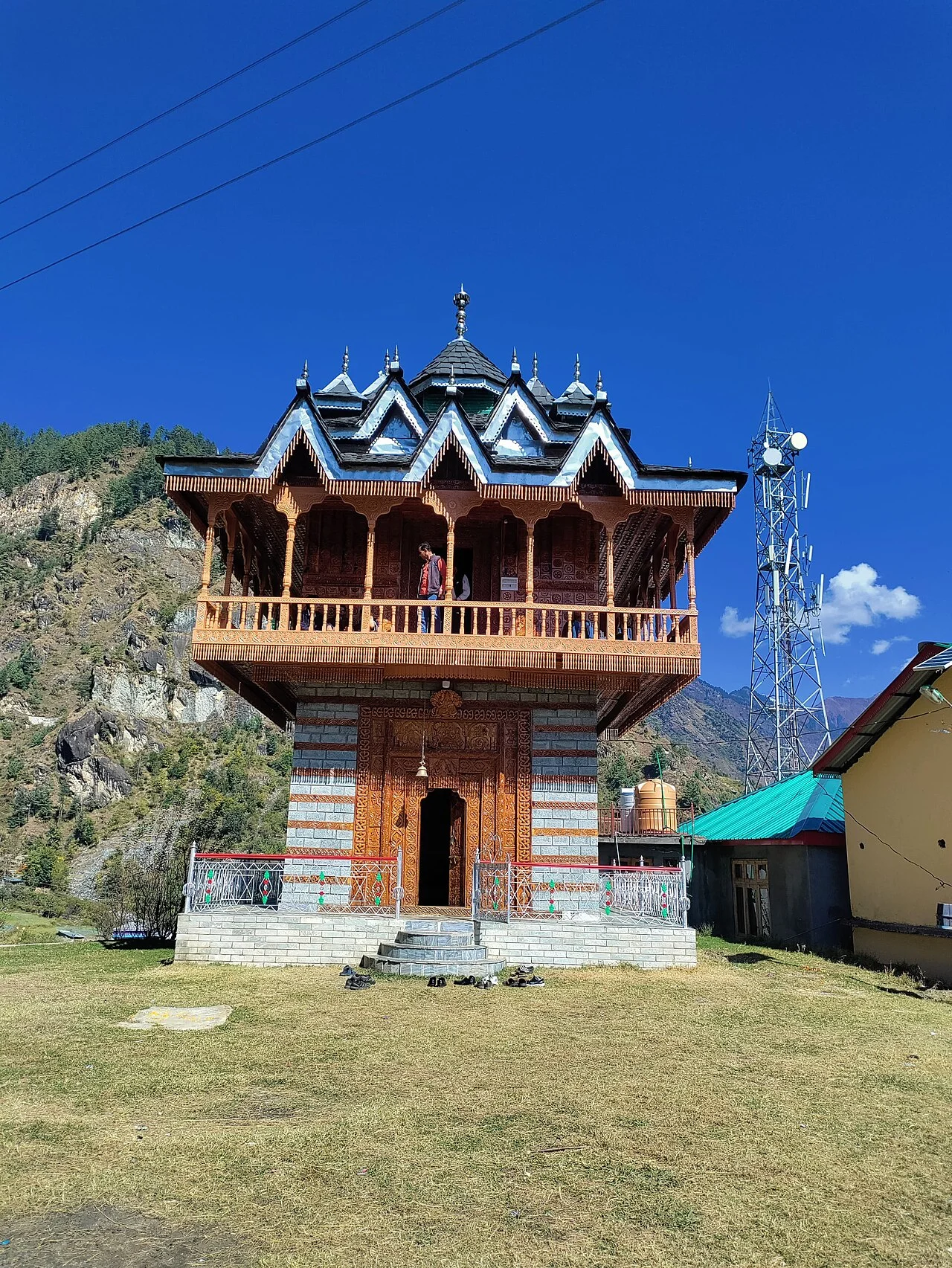 Traditional Kathkuni wood and stone craftsmanship in Tirthan